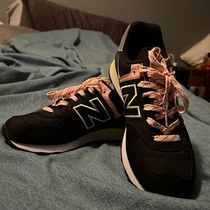 New Balance Women's 574 Sneaker, Black with Cloud Pink Size  9